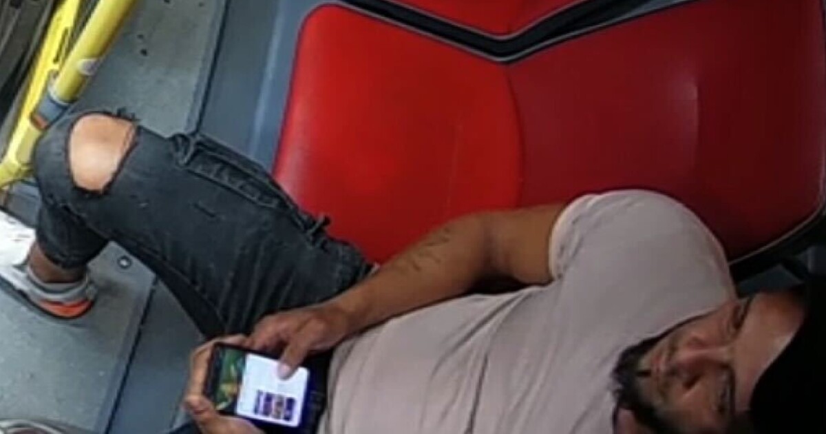 VIDEO: Muž v Praze chytil ženu pod krkem, strhl ji na zem a okradl. Pátrá po něm policie