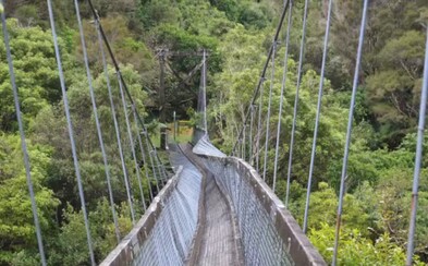 Francúzi zavŕšili turistiku nezvyčajným spôsobom: Prepadol sa pod nimi lanový most Francúzi zavŕšili turistiku nezvyčajným spôsobom: Prepadol sa pod nimi lanový most