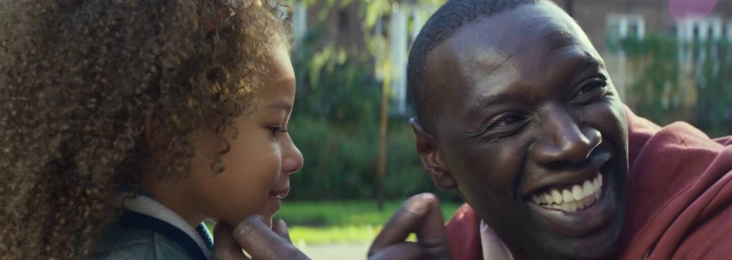 Francúzska, skvelo vyzerajúca komédia ukazuje, ako si bude Omar Sy viesť v role otca, do ktorej je nečakane hodený