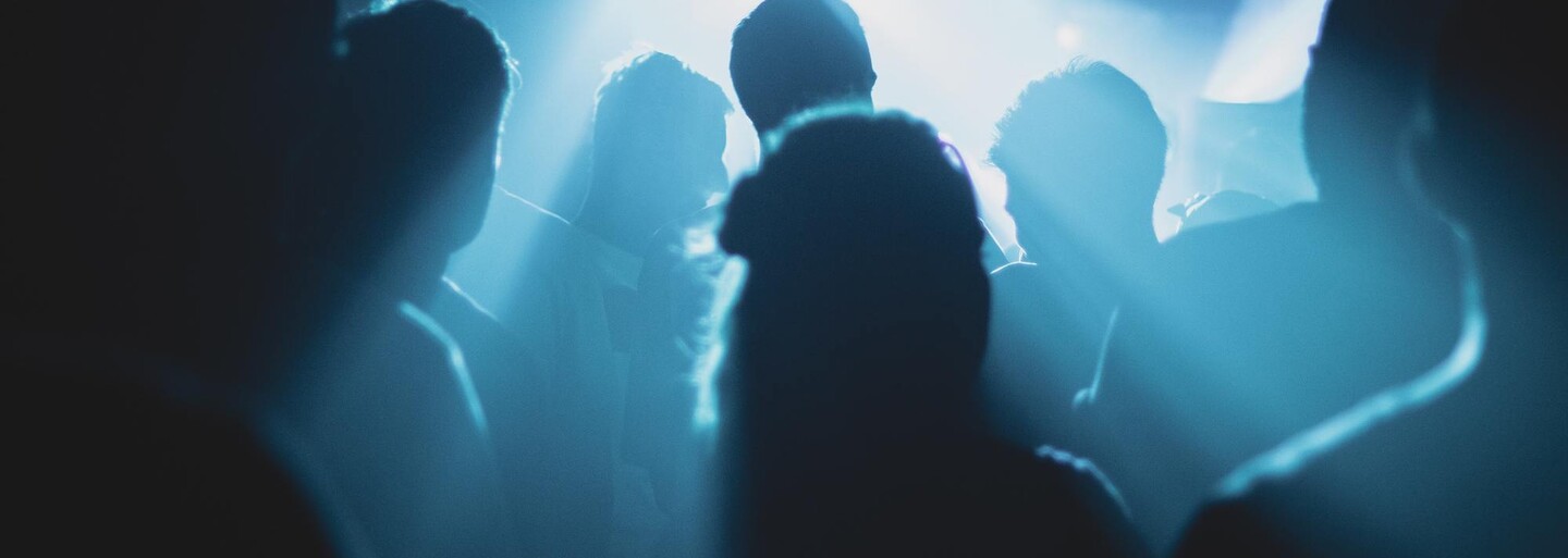 Francouzští policisté rozháněli nelegální rave party 7 hodin. Jeden z účastníků přišel o ruku