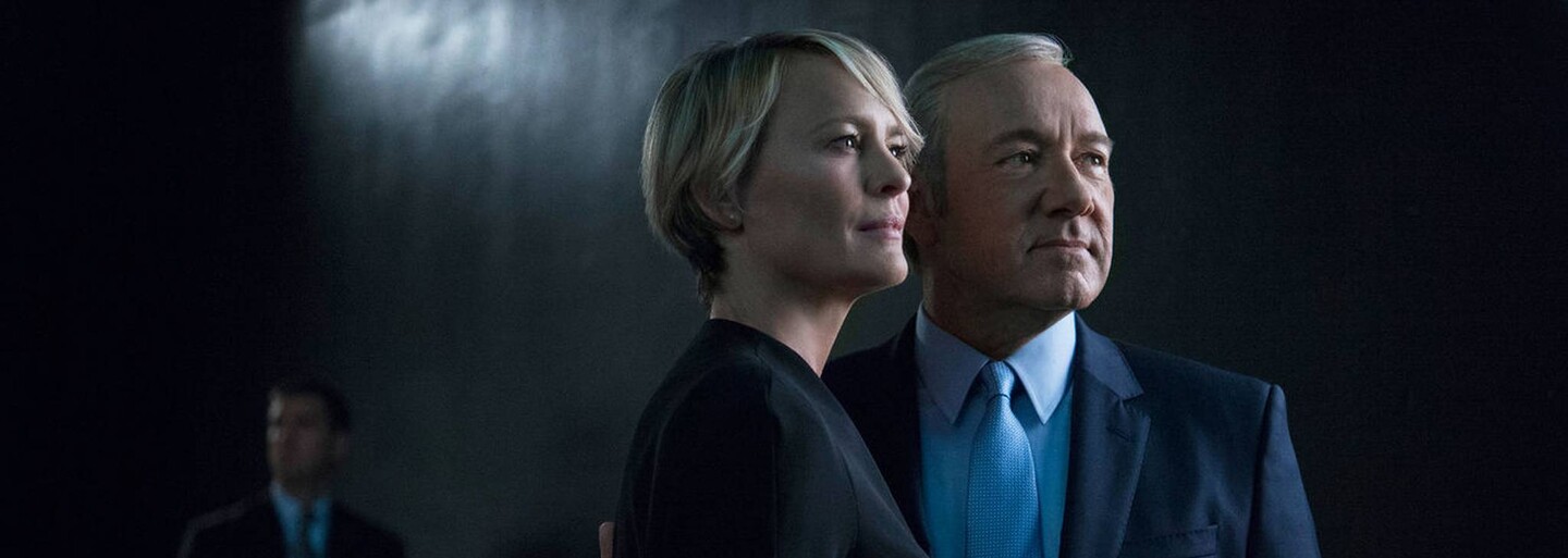 Frank a Claire sa v piatej sérii House of Cards púšťaju do svojej najnebezpečnejšej hry vôbec. Je to však kvalitné a zábavné? (Recenzia)