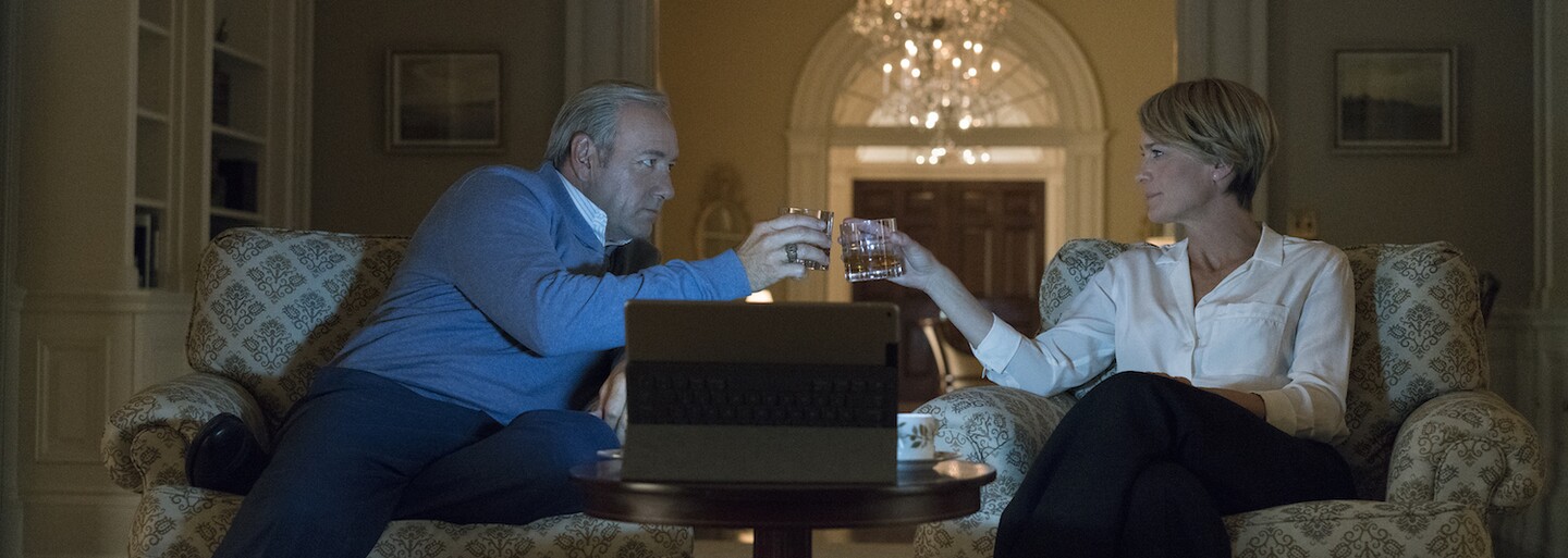 Frank Underwood so svojou polovičkou hýria na prvých obrázkoch z 5. série House of Cards nekonečnou mocou