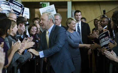 Frank Underwood so svojou polovičkou hýria na prvých obrázkoch z 5. série House of Cards nekonečnou mocou Frank Underwood so svojou polovičkou hýria na prvých obrázkoch z 5. série House of Cards nekonečnou mocou