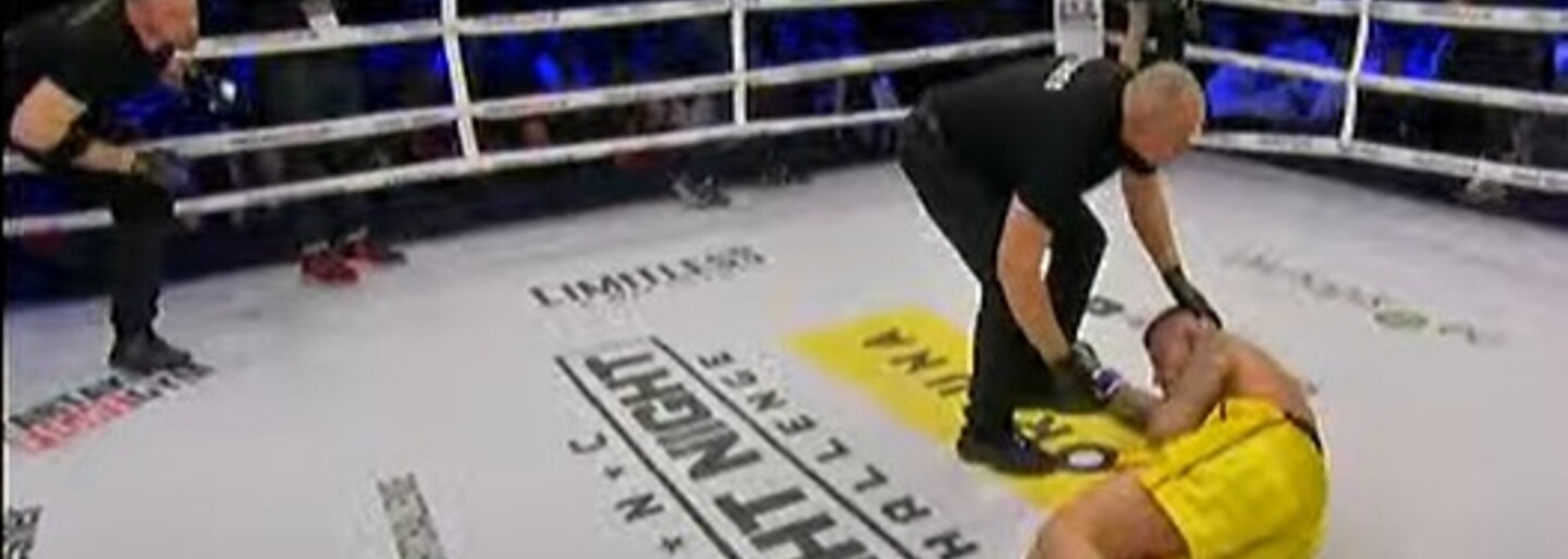 Frayer Flexking knokautoval Barona v boxerském zápase na třetím turnaji Fight Night Challenge