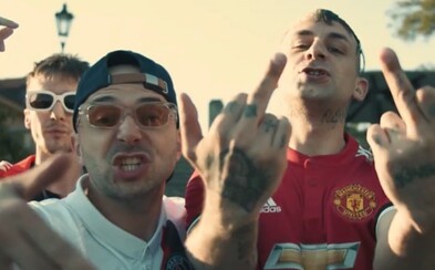 Frayer Flexking, Radikal a Dokkeytino se procházejí v Nike šlapkách, letní hit netočí u bazénu. Sleduj nový klip z Prahy Frayer Flexking, Radikal a Dokkeytino se procházejí v Nike šlapkách, letní hit netočí u bazénu. Sleduj nový klip z Prahy