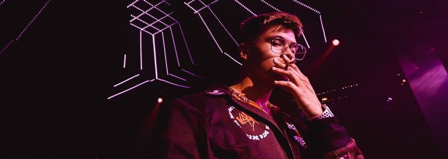 FRESH RELEASE: Syntetický pocity s NIKØTINem, Lajfr a blanc básní o Mama Issues a Arleta má venku nový klip