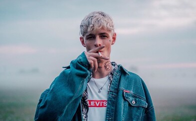 Freshnews: Dorian v klipu leží v krvi na zemi. Youtuber podpálil mercedes za 5 milionů Freshnews: Dorian v klipu leží v krvi na zemi. Youtuber podpálil mercedes za 5 milionů