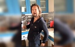 Frontman kapely Kryštof Richard Krajčo je TikTokerem. Prdí do hrnce, s tanci mu pomáhají jeho děti