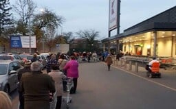 Fronty před obchody: Lidé se bojí, že na ně nevyjdou košíky