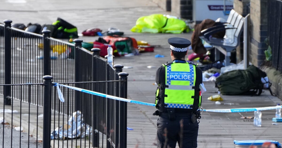 Útok nožem ve vlaku: Policie vyloučila terorismus, v poutech skončili dva Britové