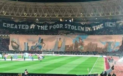 Fotbal vymysleli chudí, ale ukradli ho bohatí. Fanoušci tuniského klubu v zápase proti PSG přišli s trefným choreem Fotbal vymysleli chudí, ale ukradli ho bohatí. Fanoušci tuniského klubu v zápase proti PSG přišli s trefným choreem