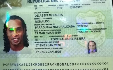 Fotbalistu Ronaldinha chytili s falešným pasem. Vydával se za osobu jiné národnosti Fotbalistu Ronaldinha chytili s falešným pasem. Vydával se za osobu jiné národnosti