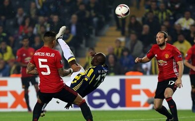 Fotbalová lahůdka. Moussa Sow předvedl ukázkové nůžky proti hvězdnému de Geovi, kterému nedal žádnou šanci Fotbalová lahůdka. Moussa Sow předvedl ukázkové nůžky proti hvězdnému de Geovi, kterému nedal žádnou šanci