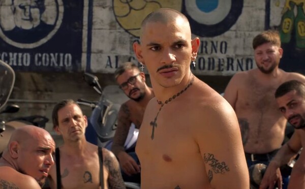 Fotbaloví chuligáni rozpoutají na Netflixu krvavé peklo. Zakrytí v kuklách útočí s tyčemi na své konkurenty