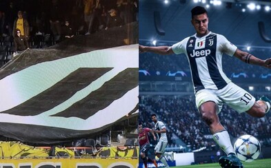 Futbaloví fanúšikovia na zápase protestovali proti e-sportom. Na ihrisku skončili ovládač či desiatky tenisových loptičiek Futbaloví fanúšikovia na zápase protestovali proti e-sportom. Na ihrisku skončili ovládač či desiatky tenisových loptičiek