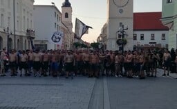 Futbaloví hooligans vyčíňali v uliciach Trnavy. Polícia riešila výtržníctvo vysokými pokutami a pomohla budúcim rodičom