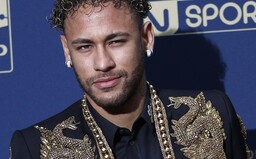 Futbalový napi*u swag – Logománia, príliš úzke džínsy či nemožné kombinácie plné nevkusu