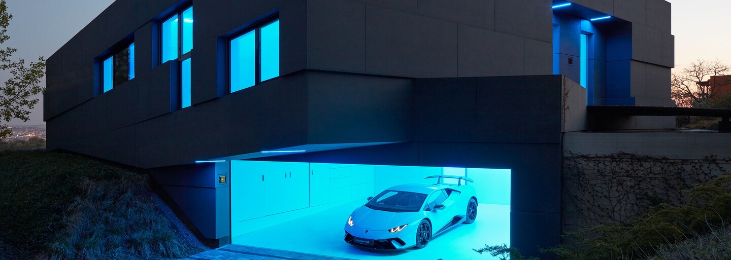 Futuristický design, podsvícení a Lamborghini v garáži. Český pár si po návratu z Kanady dopřál bydlení snů