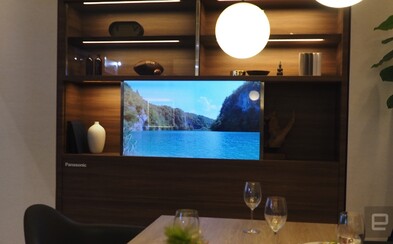 Futuristický televizor od Panasonic vypadá jako kus skla. Když ho zapneš, přemění se na velkou obrazovku Futuristický televizor od Panasonic vypadá jako kus skla. Když ho zapneš, přemění se na velkou obrazovku