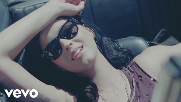 Kto napísal text hitu Teenage Dream od Katy Perry?