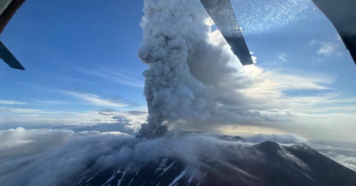 FOTO: Na Kamčatce vybuchla sopka, která byla dosud nečinná. Vědci zaznamenali historicky první erupci