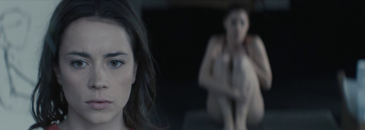 Gabrielu Marcinkovú sexuálne zvádza umelá inteligencia futuristického domu. Nový slovenský thriller sľubuje slušnú dávku napätia a nahoty