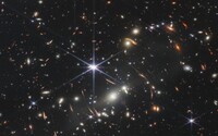 Galaxie zachytené teleskopom Jamesa Webba možno nie sú také staré, ako sa myslelo. Vedci odhalili možnú chybu v kalibrácii