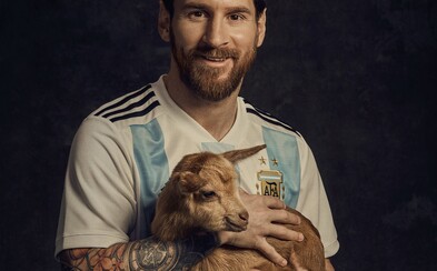 Genialita Lionela Messiho humorně vyniká s kozami v magazínu Paper. Argentinec je zkrátka nejlepší fotbalista všech dob Genialita Lionela Messiho humorně vyniká s kozami v magazínu Paper. Argentinec je zkrátka nejlepší fotbalista všech dob