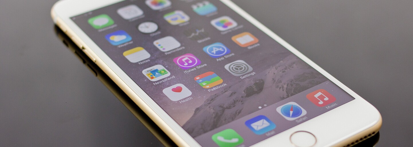 Geniální kryt udělá ze zadní strany iPhonu čtečku knih, která navíc šetří baterii telefonu