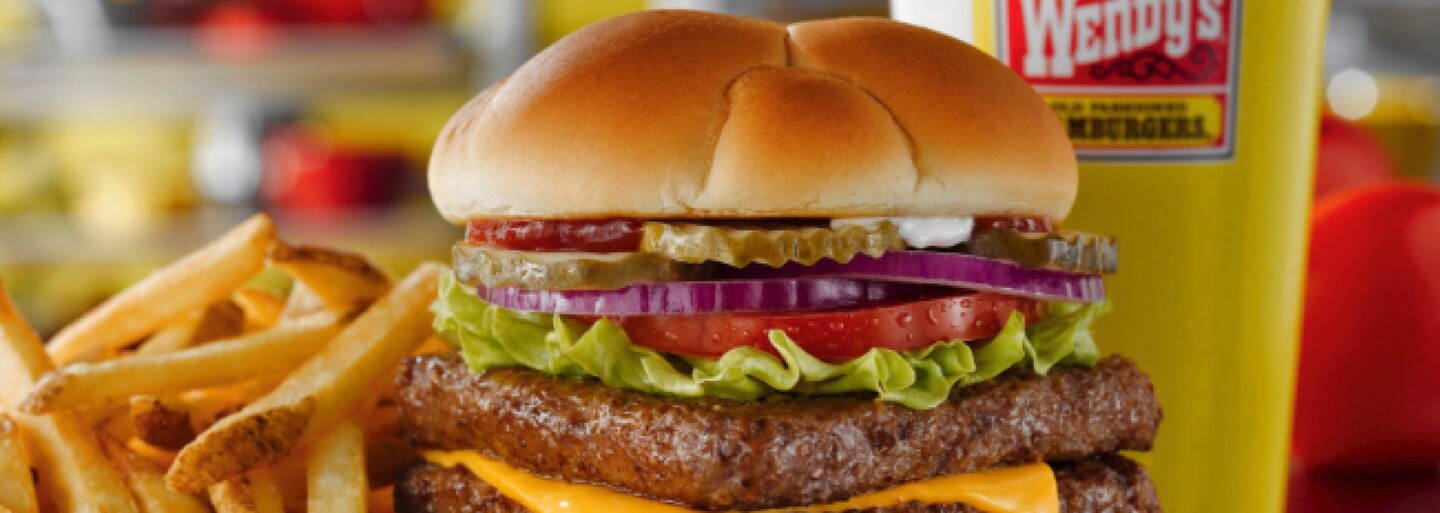 Geniální zaměstnanec amerického fastfoodu si na Twitteru dělá srandu ze zákazníků i konkurence. Na požádání je i zesměšňuje