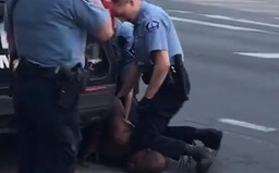 George Floyd pred smrťou až 20-krát povedal policajtom, že nemôže dýchať. Ten, ktorý ho usmrtil, sa mu vysmial