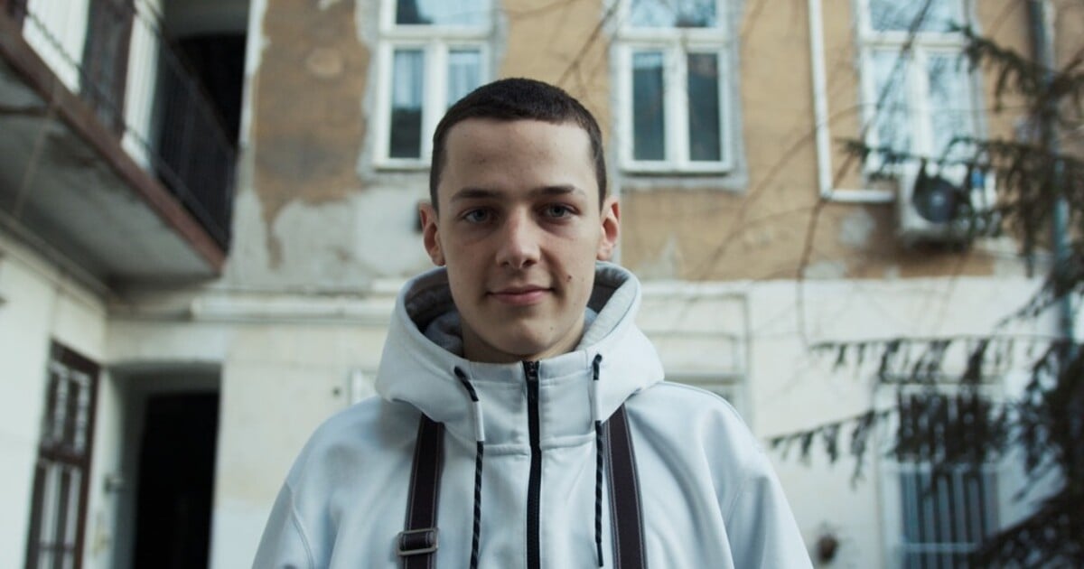 Když tě v 17 zná celá země, trochu tě to semele. Dokument Tak to mělo bejt je rapová pohádka bez happy endu