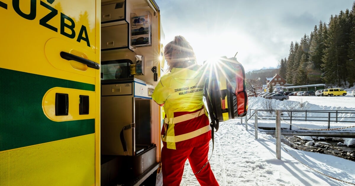 Ve Špindlerově Mlýně zemřel lyžař, resuscitace nepomohla