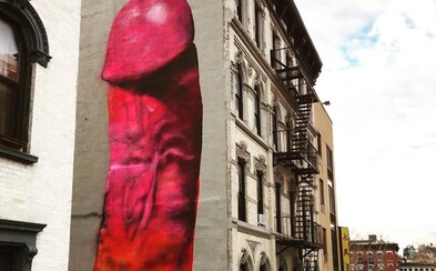 Gigantický penis ozdobil budovu v New Yorku. Po pár dnech ho nechali přemalovat Gigantický penis ozdobil budovu v New Yorku. Po pár dnech ho nechali přemalovat