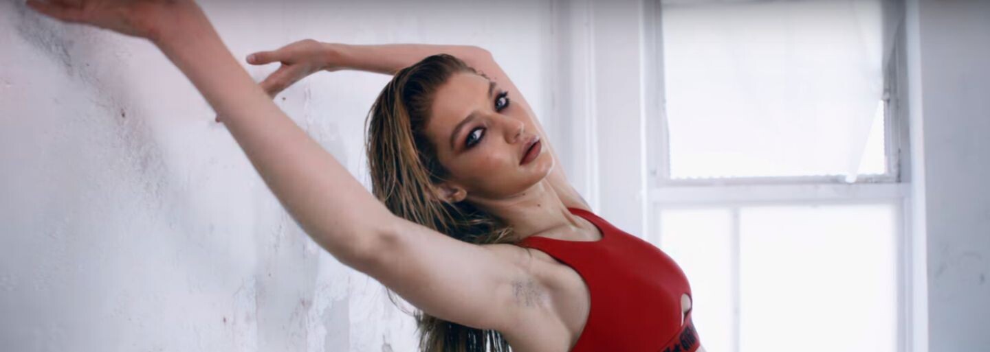 Gigi Hadid šokovala vo videu fanúšikov. Vraj si neoholila podpazušie, v skutočnosti však za všetko môže bunda