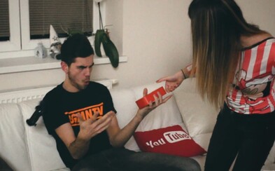 GoGo, Lucy, Jirka Král, PPPeter, Sellasie a ďalší sa objavujú v namakanom silvestrovskom videu plnom šialenstva a domácich trendov GoGo, Lucy, Jirka Král, PPPeter, Sellasie a ďalší sa objavujú v namakanom silvestrovskom videu plnom šialenstva a domácich trendov
