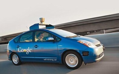 Google má technológiu, ktorá pri nehode prilepí zrazeného človeka na kapotu auta Google má technológiu, ktorá pri nehode prilepí zrazeného človeka na kapotu auta
