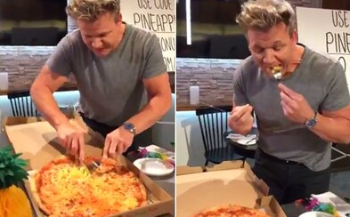 Gordon Ramsay splnil svůj slib a na Facebooku živě snědl ananasovou pizzu, kterou z celého srdce nenávidí Gordon Ramsay splnil svůj slib a na Facebooku živě snědl ananasovou pizzu, kterou z celého srdce nenávidí