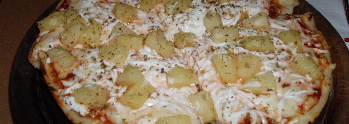 Gordon Ramsay splnil svůj slib a na Facebooku živě snědl ananasovou pizzu, kterou z celého srdce nenávidí