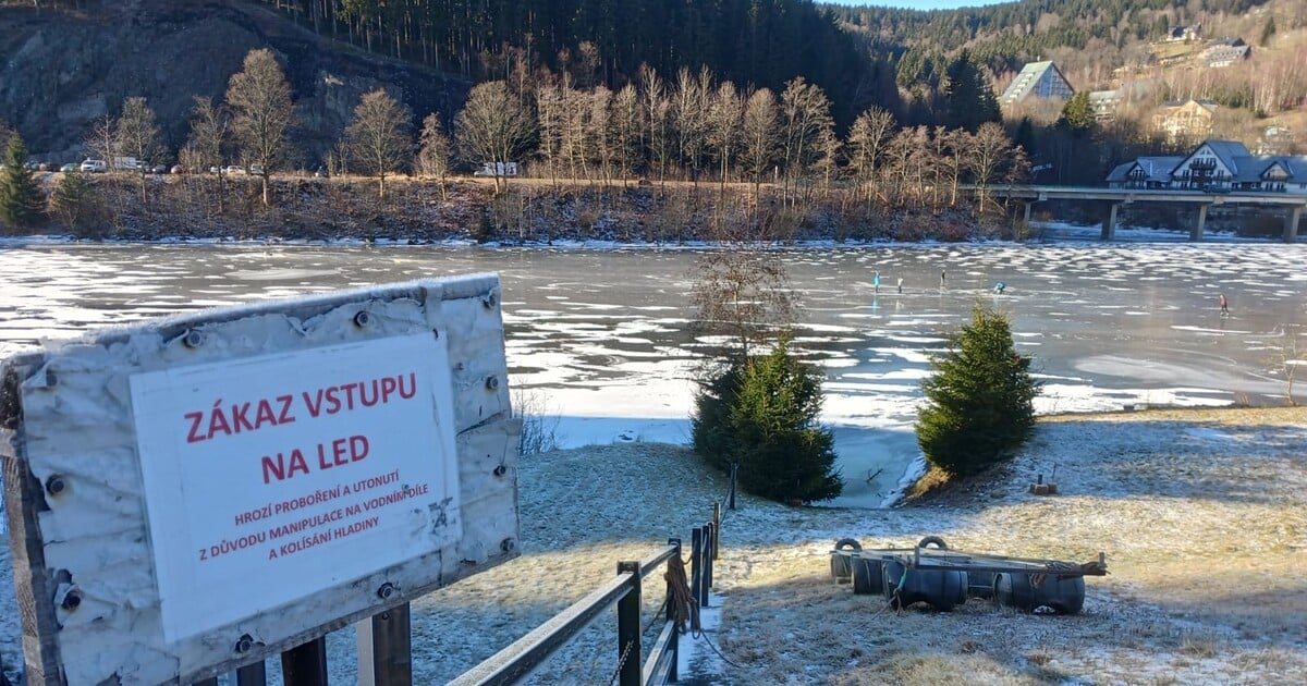 VIDEO: Žena bruslila s kočárkem po zamrzlé Labské přehradě. Vstup na led je přitom zakázaný