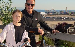Greta Thunberg sa vozila na bicykli s Arnoldom Schwarzeneggerom. Nevedel sa dočkať, kedy aktivistku predstaví svojej dcére
