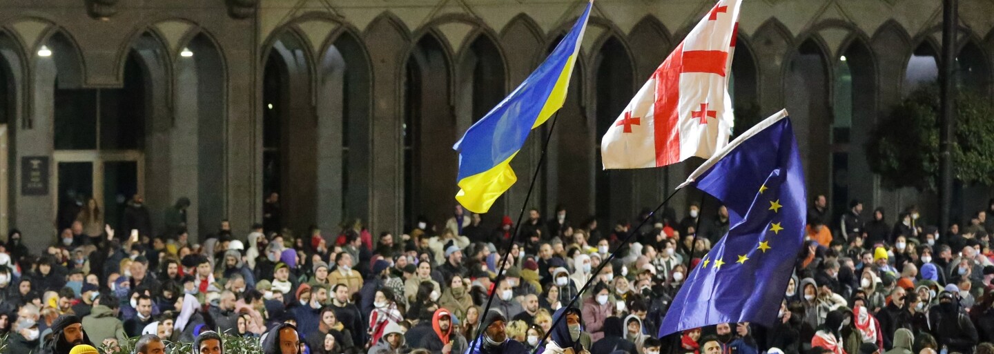 Gruzínská vláda stáhla kontroverzní „ruský zákon“. Tisíce lidí dál protestují