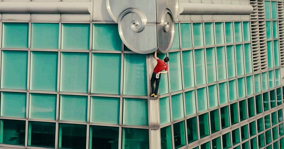 VIDEO: Americký horolezec Alex Honnold bez lana a jištění zdolal mrakodrap Tchaj-pej 101. Jde o jednu z nejvyšších budov světa