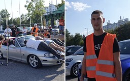 Gumovanie, drift, mraky dymu a sedem ľudí vezúcich sa na dvojmiestnej Mazde: zúčastnili sme sa na zjazde nadšencov áut