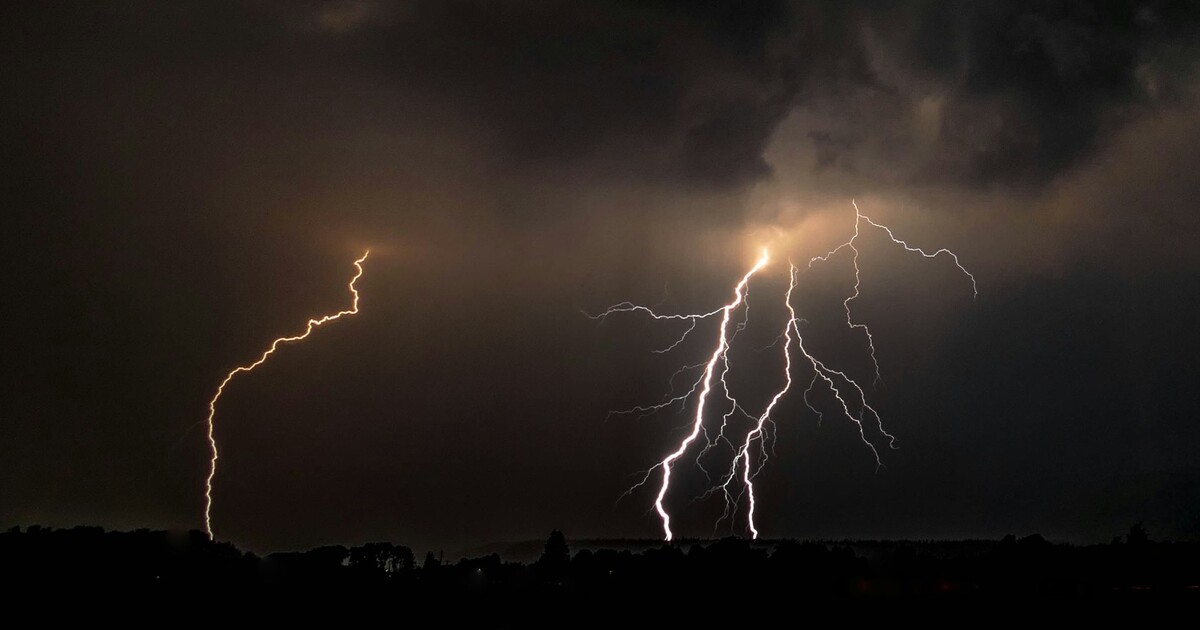 Východní Čechy zasáhnou bouřky. Meteorologové vydali výstrahu