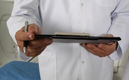Gynekológ v Piešťanoch vraj zneužíval 12 až 13-ročné dievčatá a dokonca aj chlapca, s jednou má údajne dieťa