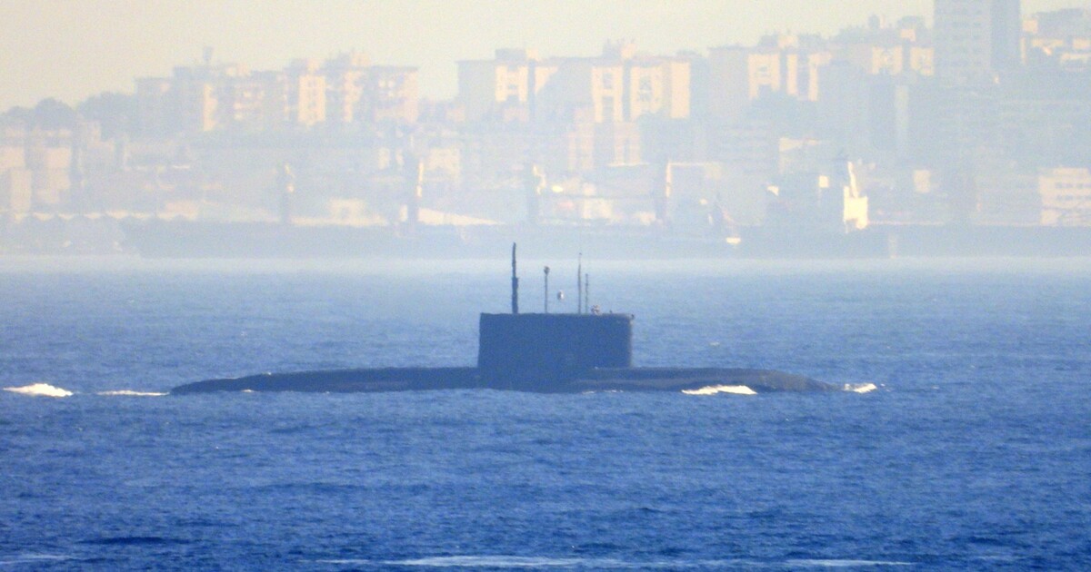 Ruská bojová ponorka ve Středozemním moři má vážné problémy. Únik paliva může vést k výbuchu i k ekologické hrozbě