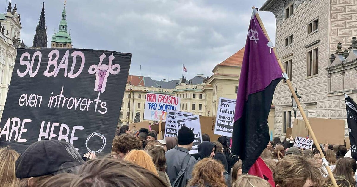 Prahou prošel feministický Pochod pro život. „Naše těla nejsou ničí politická hřiště,“ znělo ulicemi