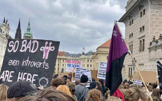 Prahou prošel feministický Pochod pro život. „Naše těla nejsou ničí politická hřiště,“ znělo ulicemi
