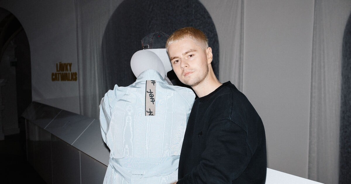Jan Černý v Brně zastavuje čas výstavou FLOW STATE: „Móda je nejrychlejší design, jde mi o zážitek a celistvost“